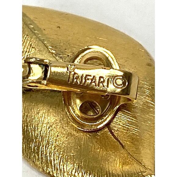 Crown Trifary Clip Ons Earrings Gold Tone Leaves Signed Vintage - Picture 13 of 16